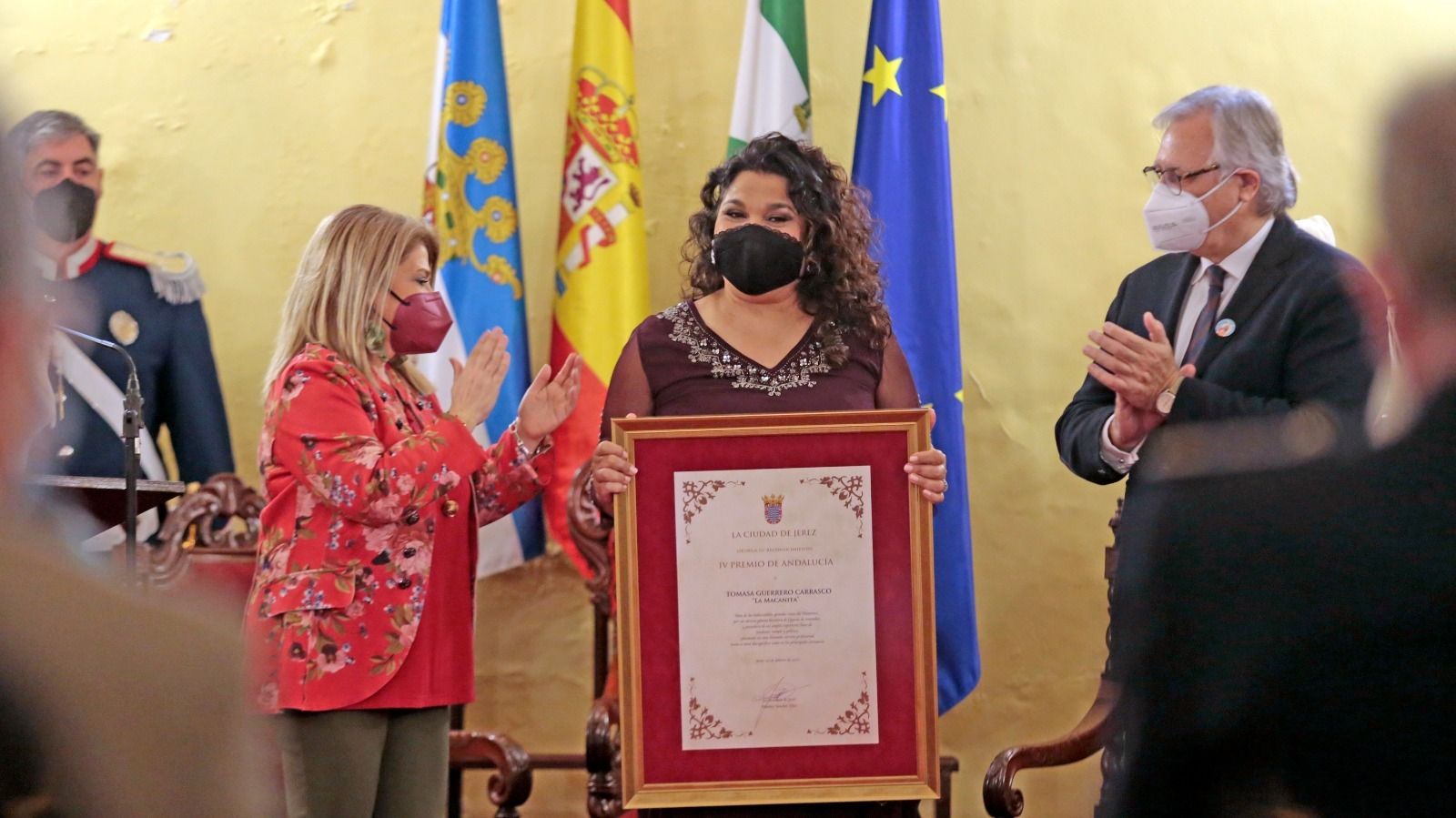 'La Macanita', entre Mamen Sánchez y Francisco Camas con el Premio de Andalucía.