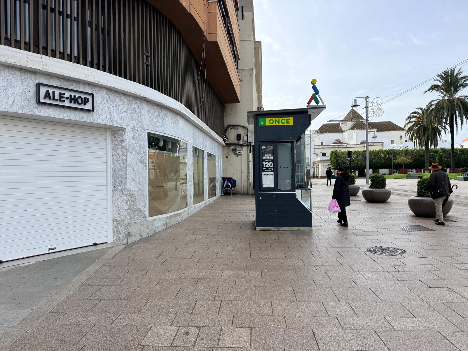 La tienda situada en la confluencia de las calles Real y Héroes del Baleares, ya con la baraja echada.