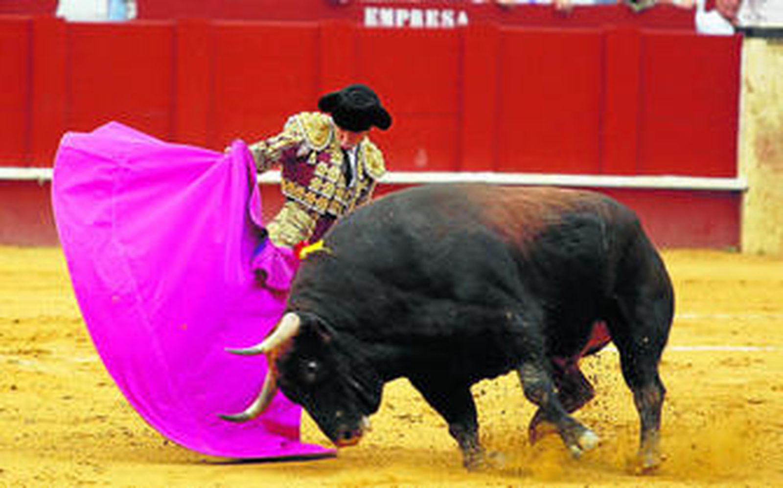 Fernando Robleño, en los lances de recibo a su primer toro, al que cortó una oreja.