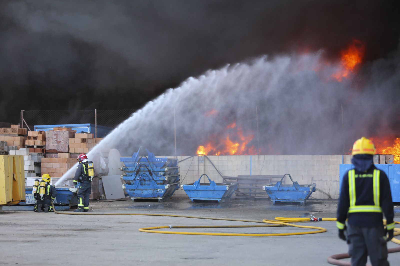 El incendio en el polígono Guadalhorce de Málaga, en fotos