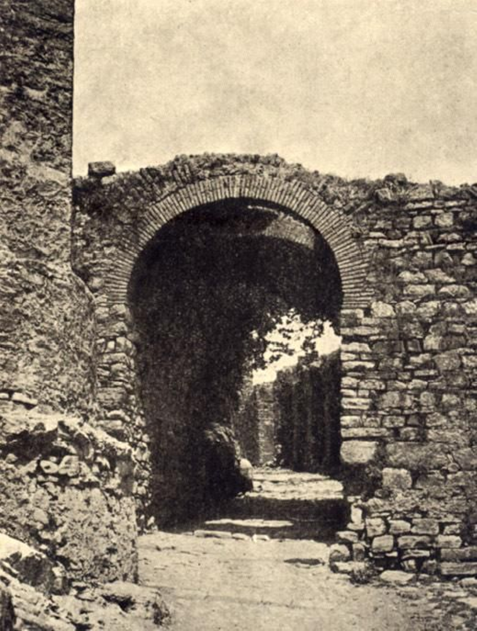 Estado en que se encontraba la torre con la puerta de ingreso a la fortaleza a finales del siglo XIX.