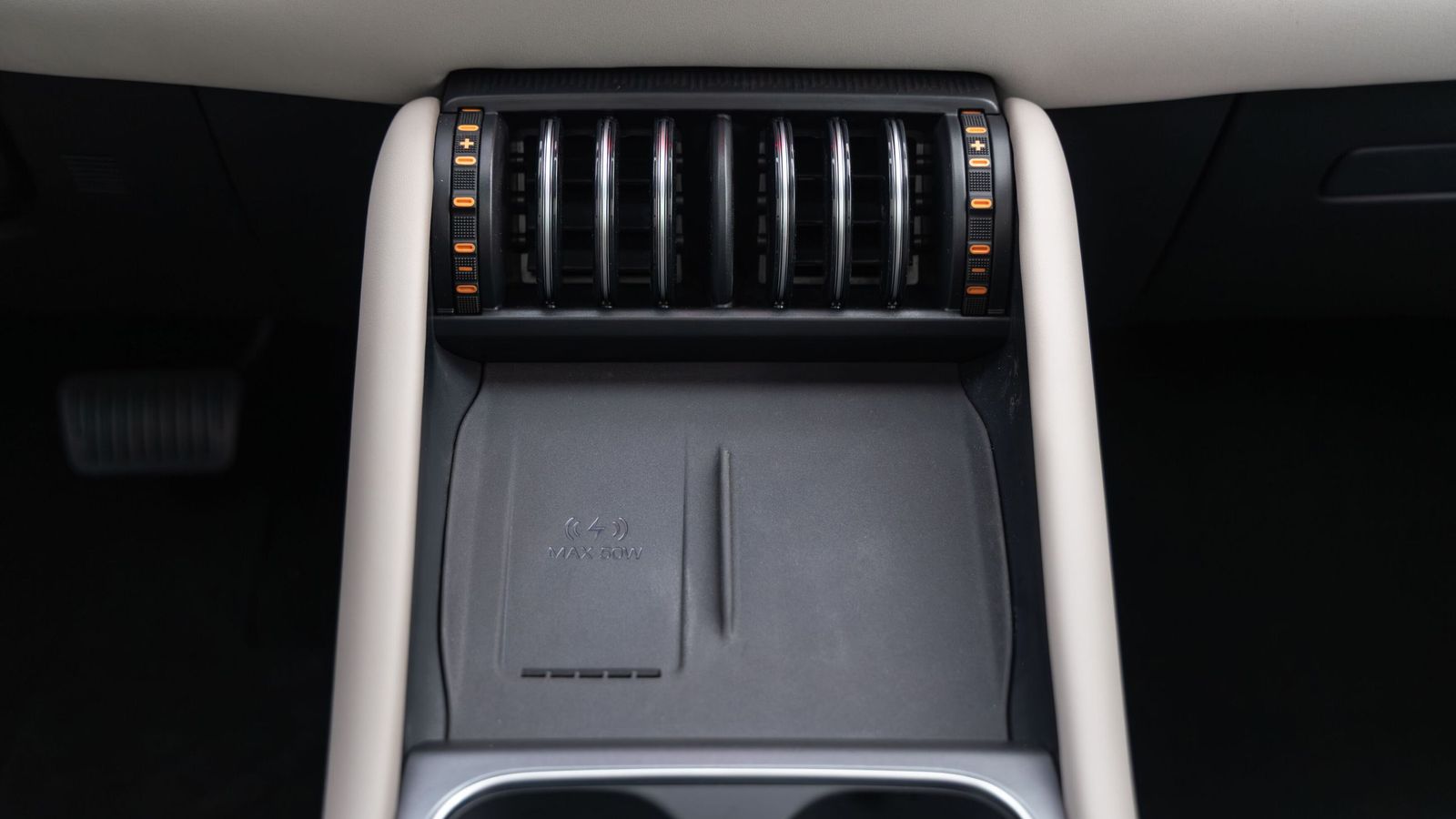 Entre las mejoras funcionales está una superficie de carga inalámbrica más potente, al igual que ocurre con algunas de las tomas USB-C disponibles.