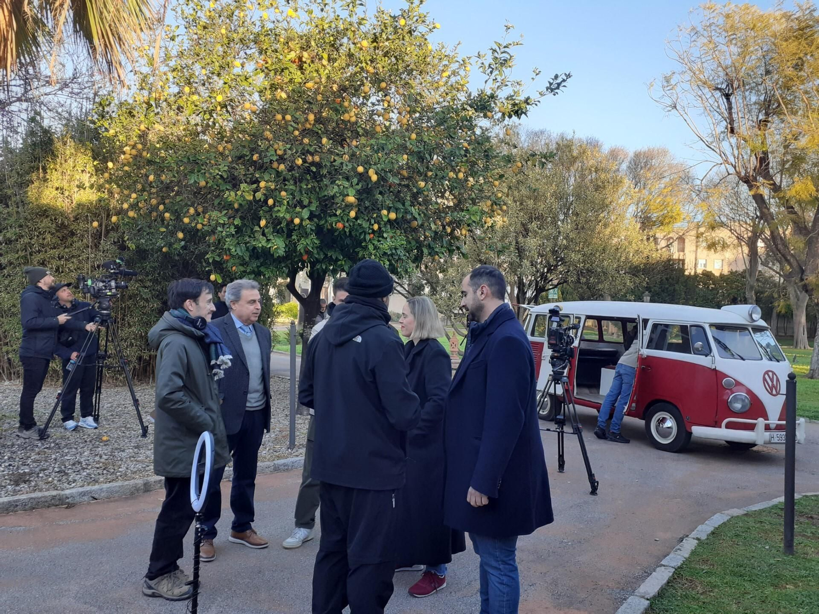 Antonio Real con el equipo de grabación del programa 'La caravana educativa' de La 2 de TVE