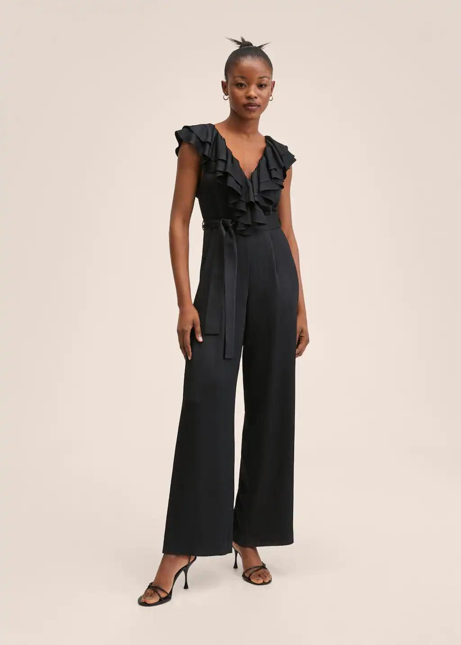 Mono negro con volantes de Mango.