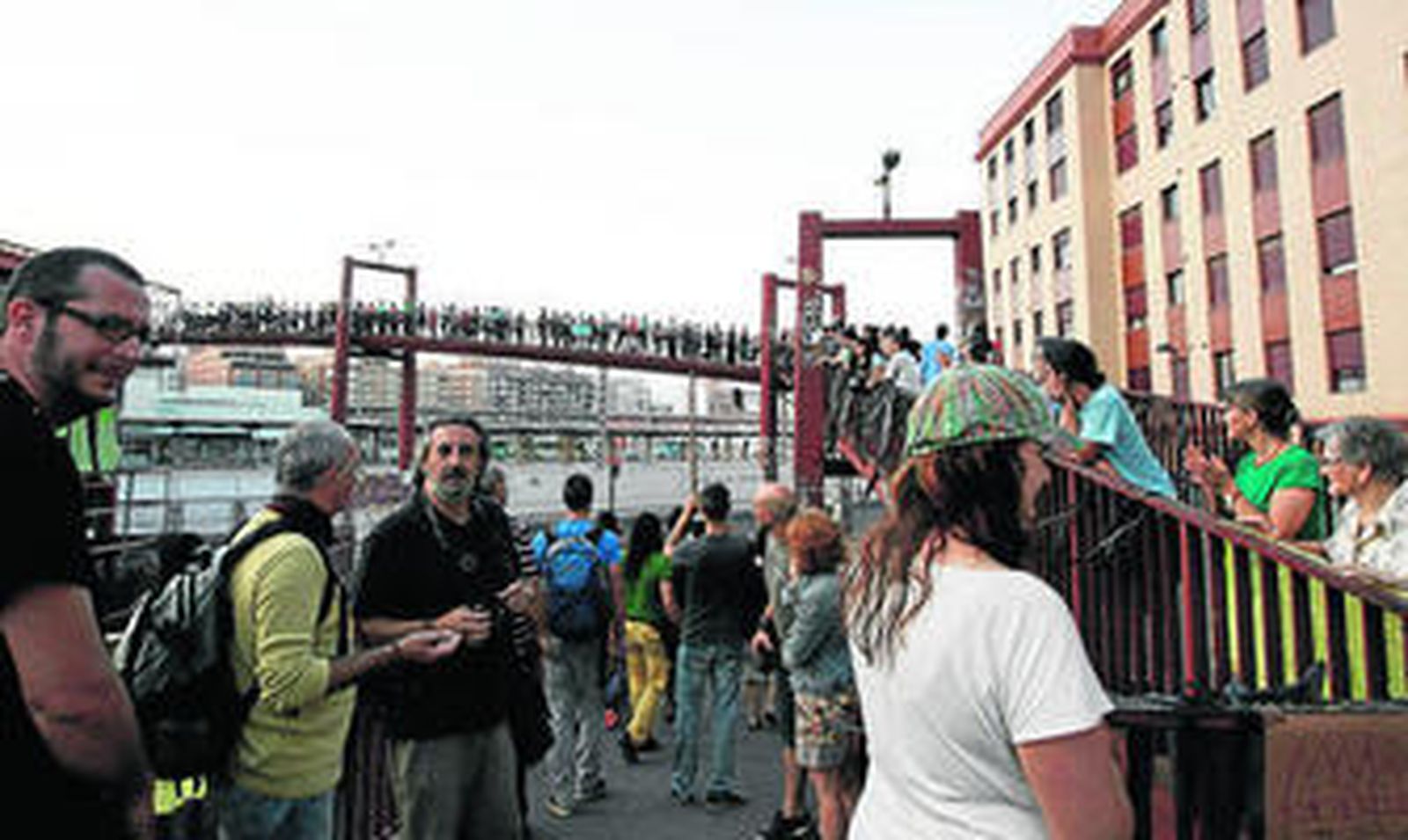 Una cadena humana reclamó la paralización de las obras y la conservación del monumento.