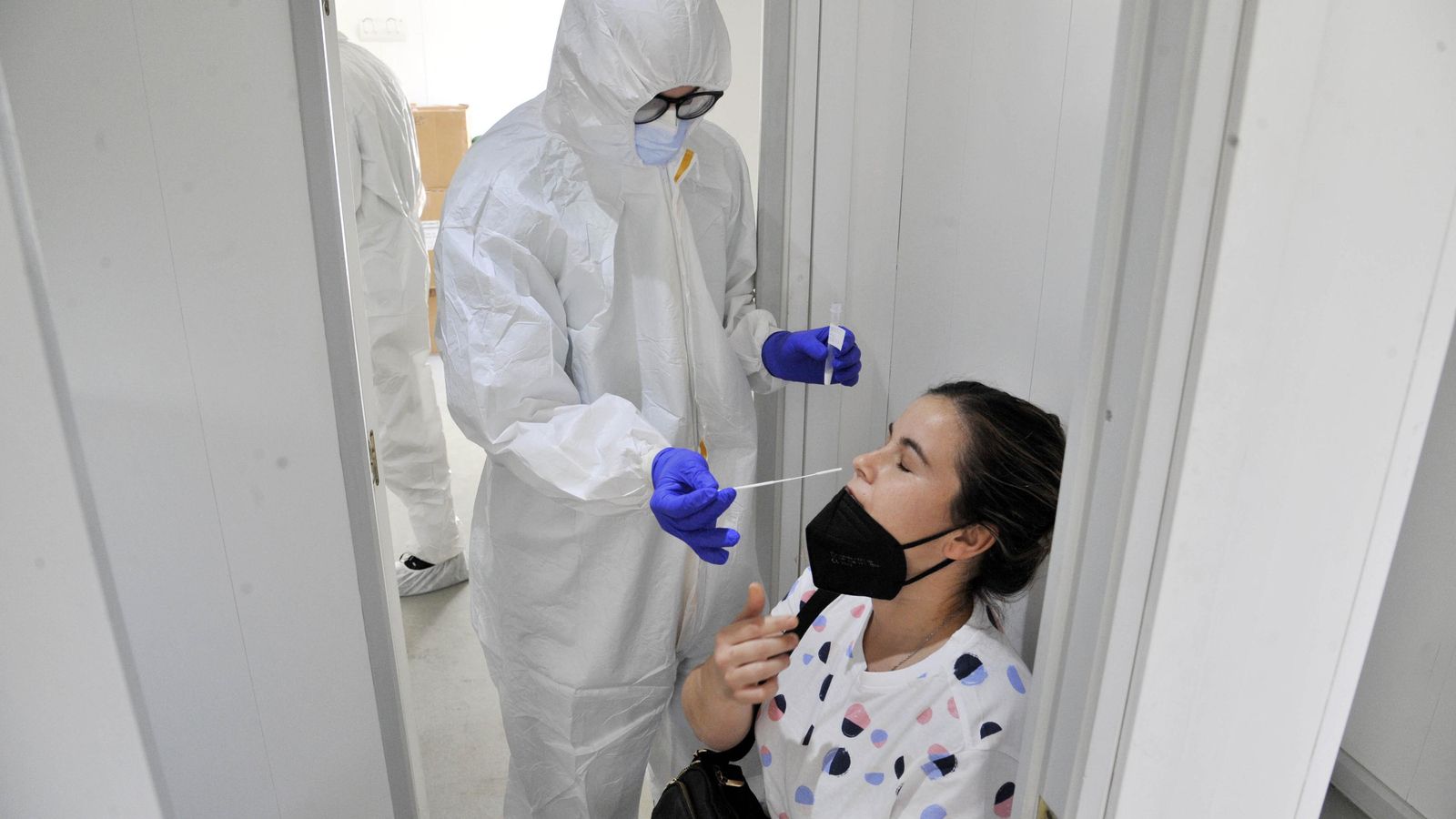 Una mujer sometiéndose a la prueba de cribado