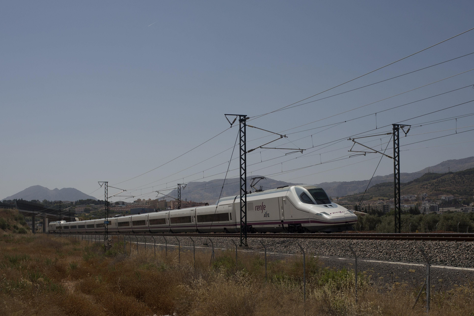 Al primer AVE de la nueva línea a su paso por Antequera