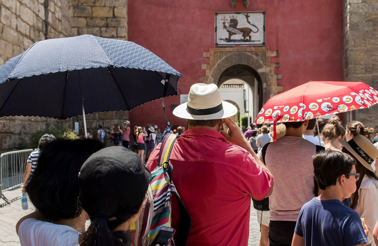 Turistas aguardando para entrar en el Alcázaar.