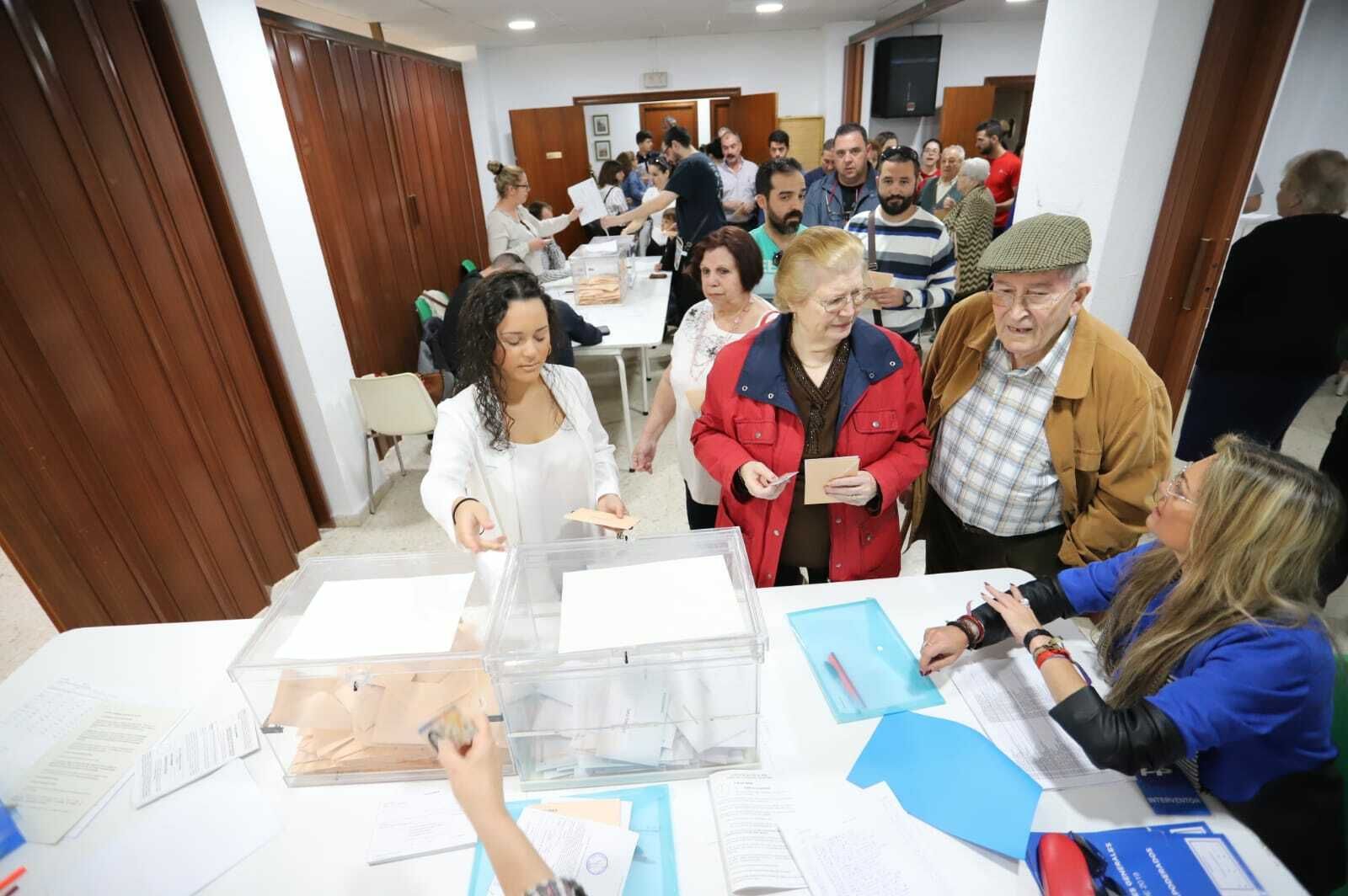 Largas colas en los colegios onubenses para votar.