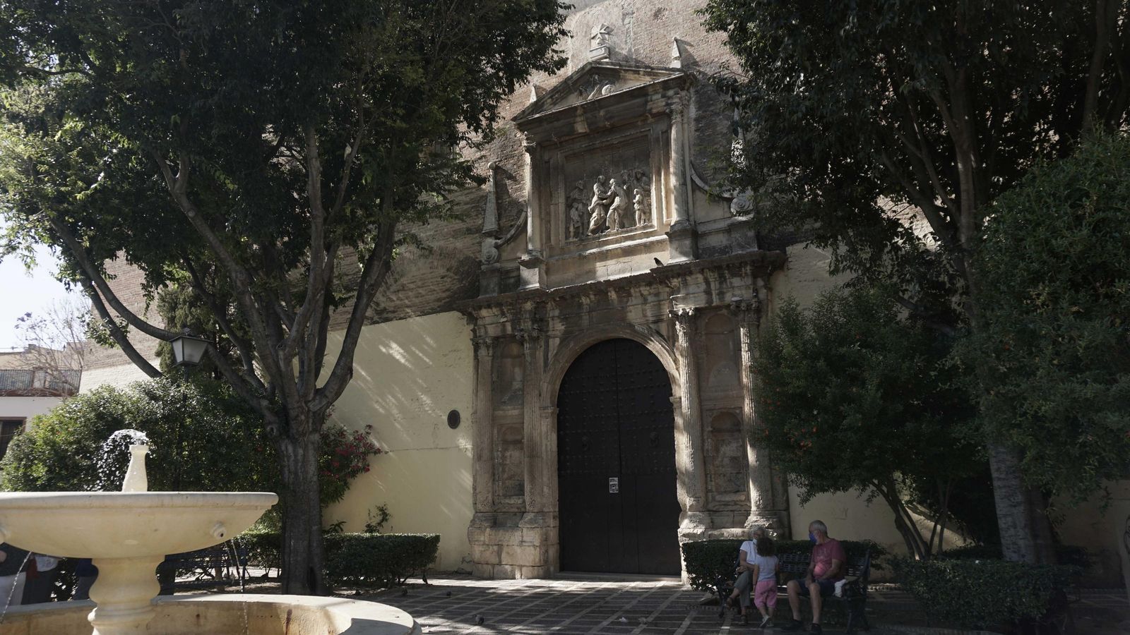 La bella portada renacentista de la iglesia del convento de Santa Isabel.