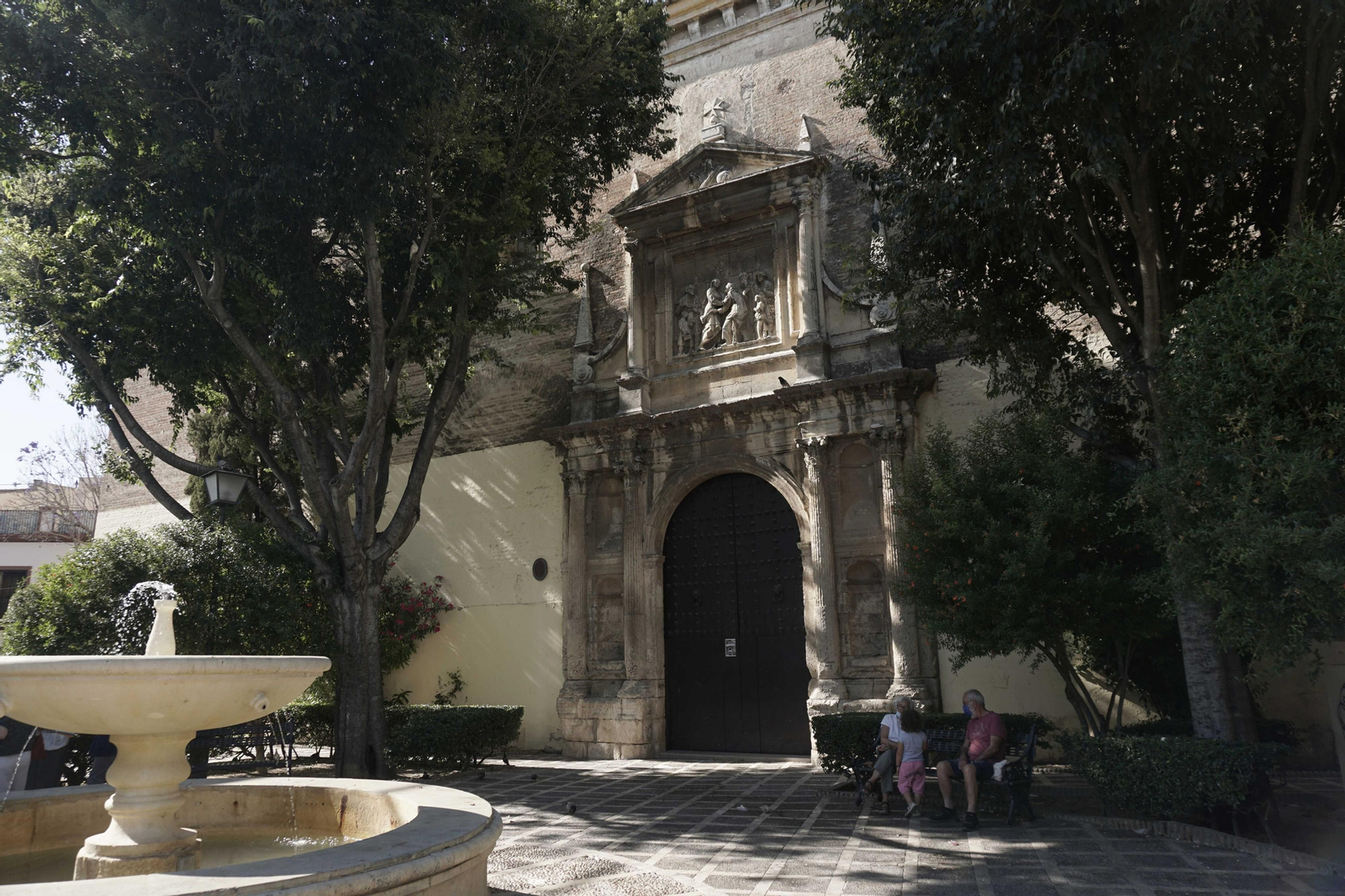La bella portada renacentista de la iglesia del convento de Santa Isabel.