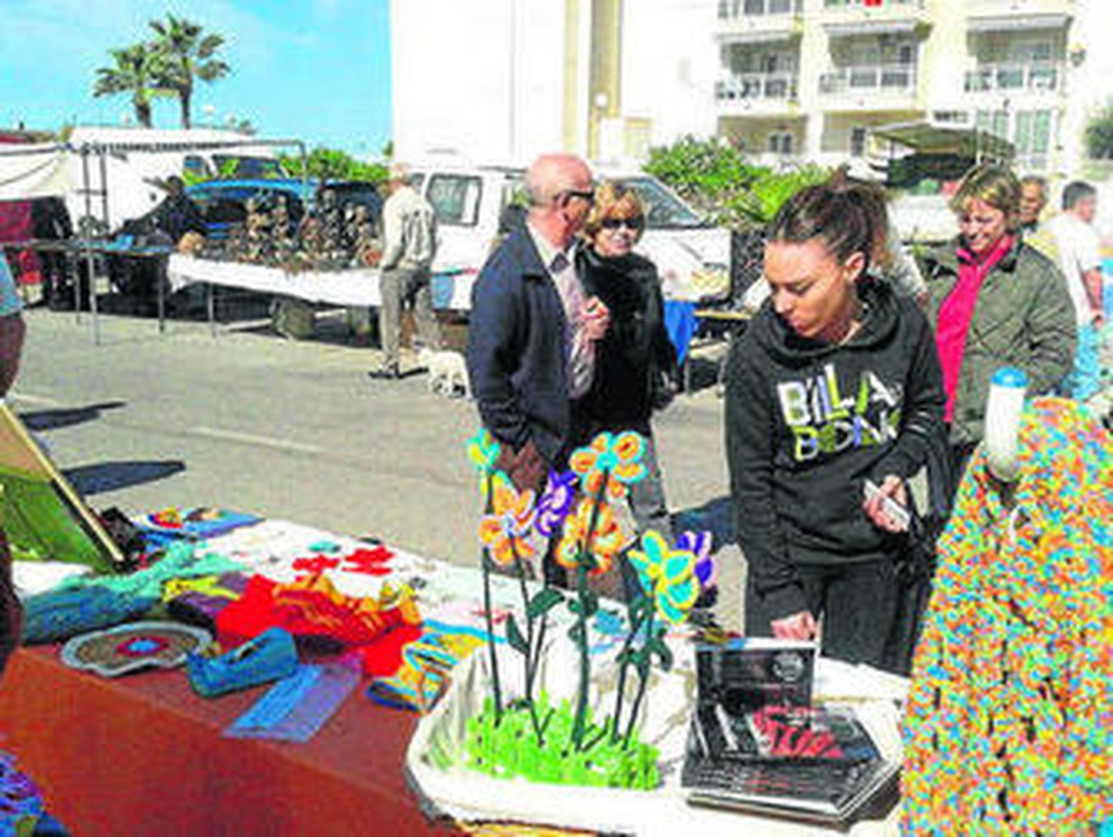 Los usuarios se acercan al puesto atraídos por el color.