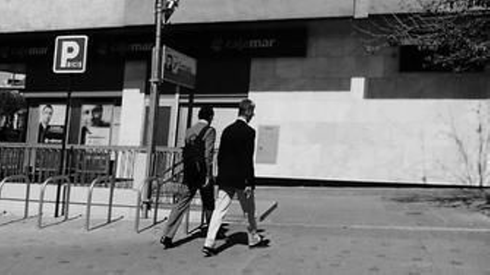 El propietario de la empresa constructora El Partal, Enrique Legerén, a la salida de los Juzgados junto a su abogado.