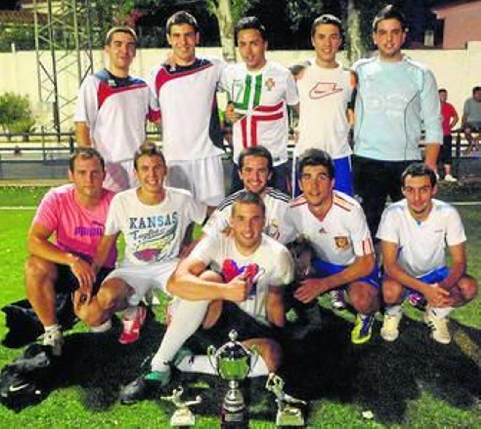 Los campeones posan con los trofeos obtenidos en esta Liga.