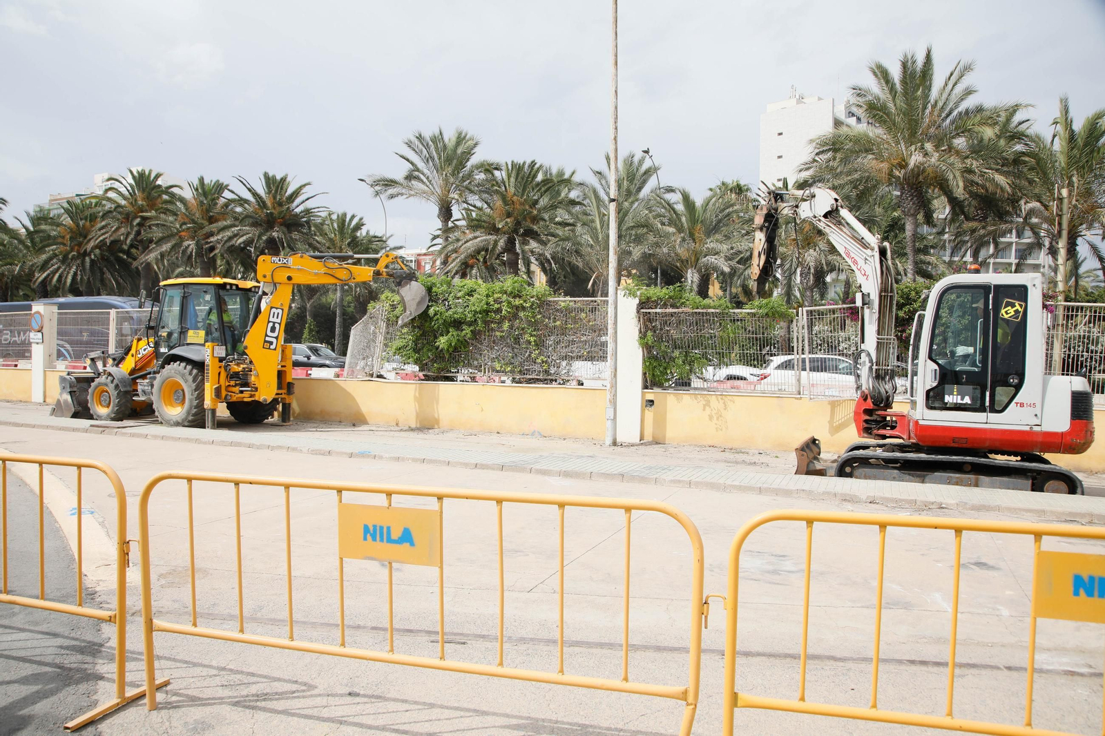 Las imágenes del derribo de la valla del Puerto, entrada de Muelle de Levante y Ribera I de Almería