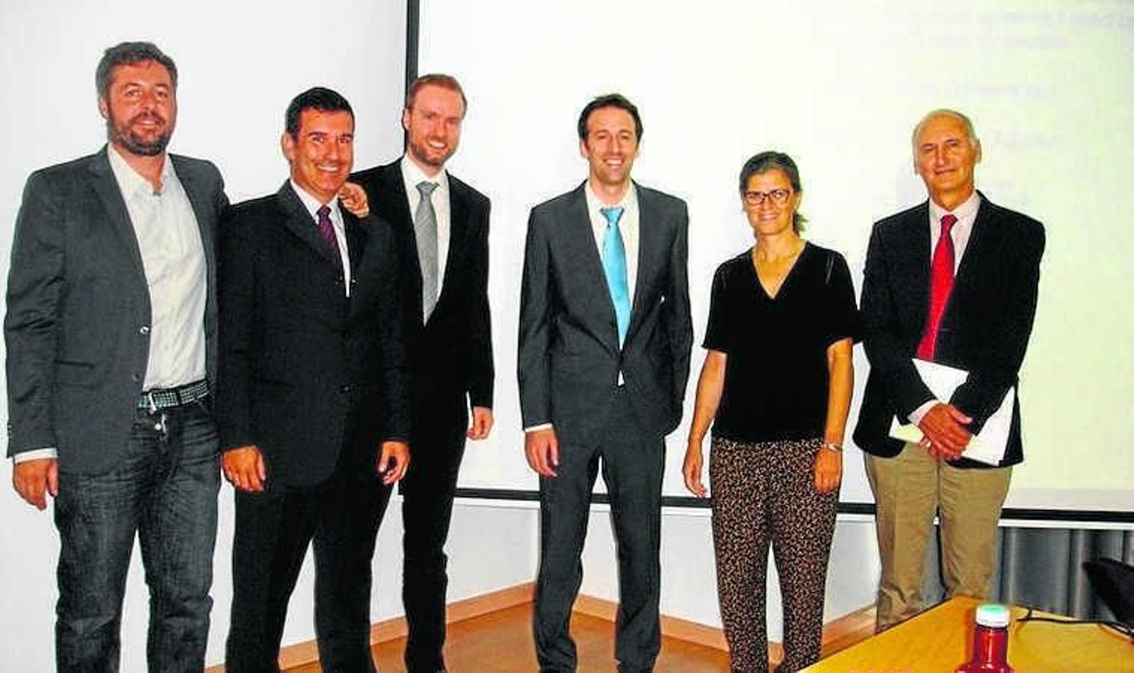 Serrano (tercero por la derecha) con miembros del tribunal y directores.