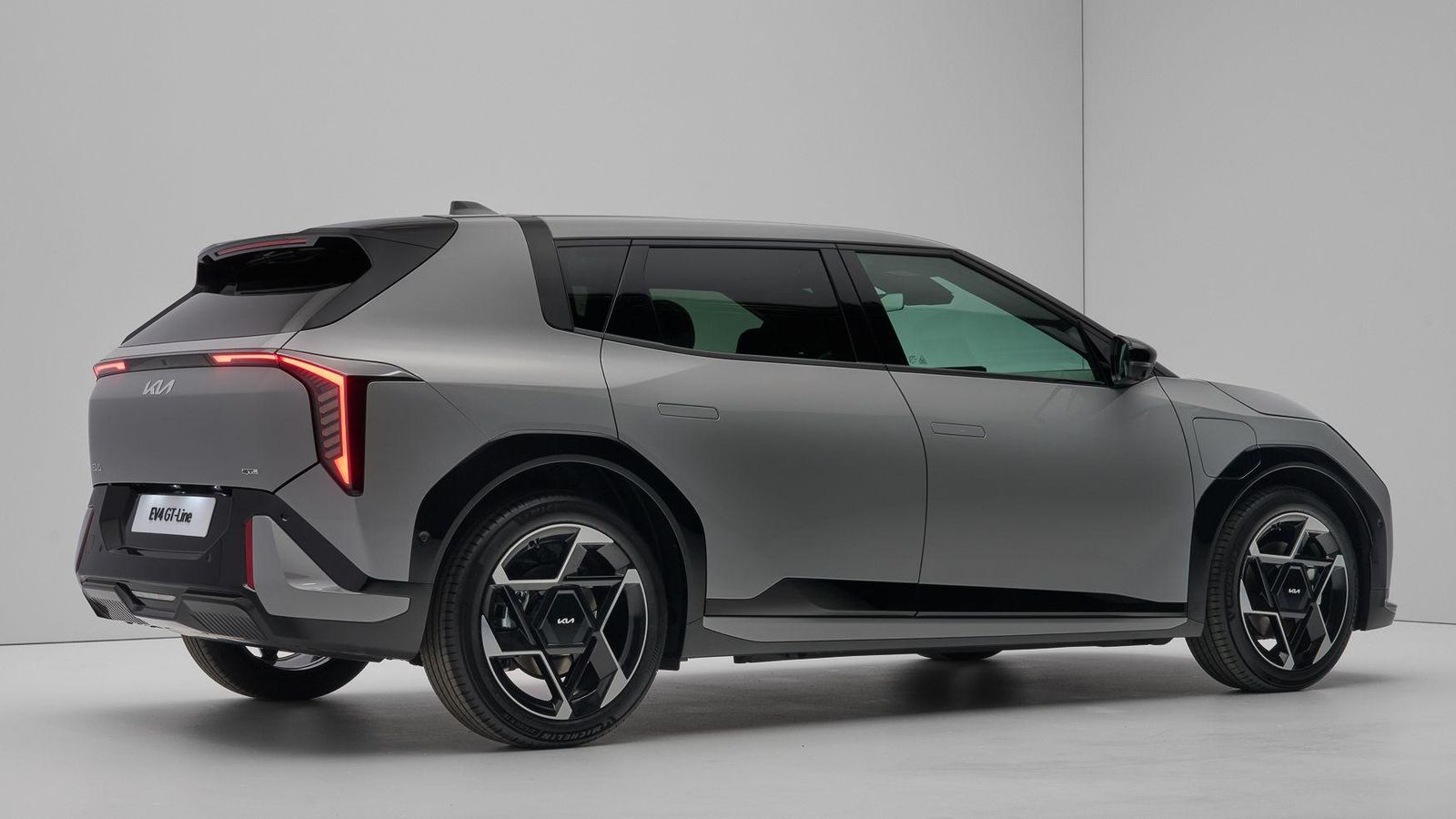 La carrocería hatchback del EV4 es 30 cm más corta que la fastback, si bien ambas tienen la misma distancia entre ejes. La diferencia de peso de euna a otra es inferior a 100 kilos. La carrocería hatchback del EV4 es 30 cm más corta que la fastback, si bien ambas tienen la misma distancia entre ejes. La diferencia de peso de euna a otra es inferior a 100 kilos.