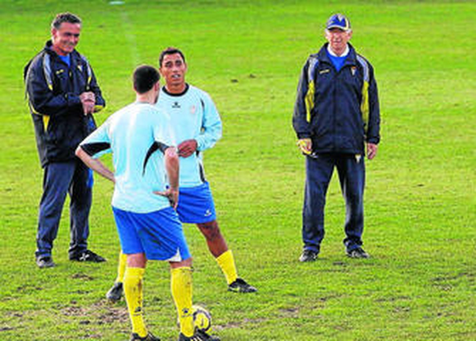 Espárrago observa a Tristán (de espaldas) y Ramis antes de comenzar un partido de entrenamiento.