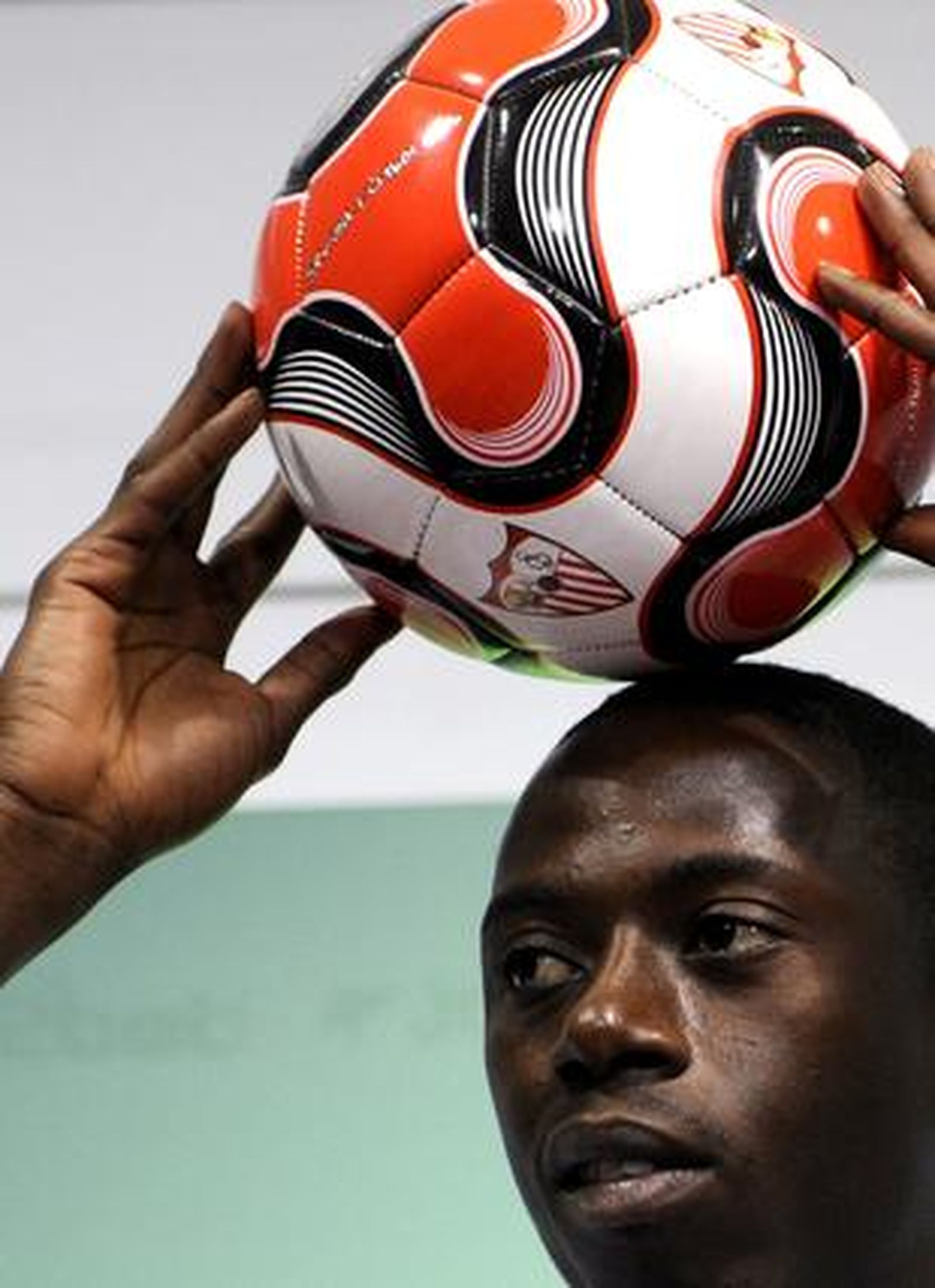 Dabo posa con el balón sobre su cabeza.

Foto: Antonio Pizarro/Agencias
