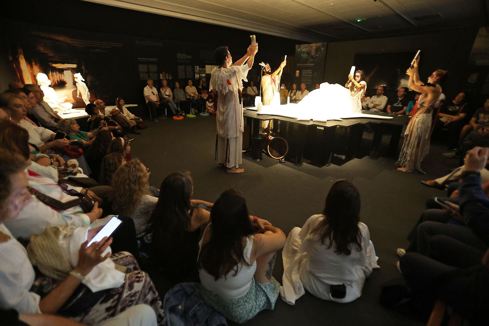 Imágenes de la clausura de la exposición 'Ídolos. Miradas milenarias desde el extremo suroccidental de Europa'