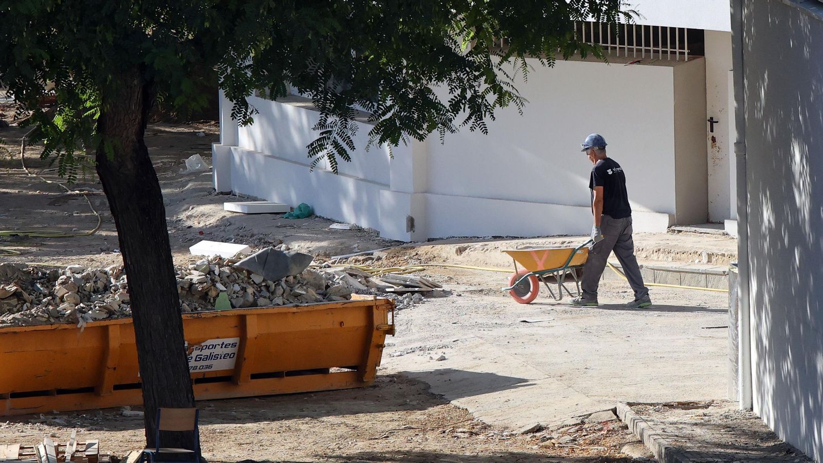 Un operario en las obras del CEIP Elio Antonio de Nebrija.