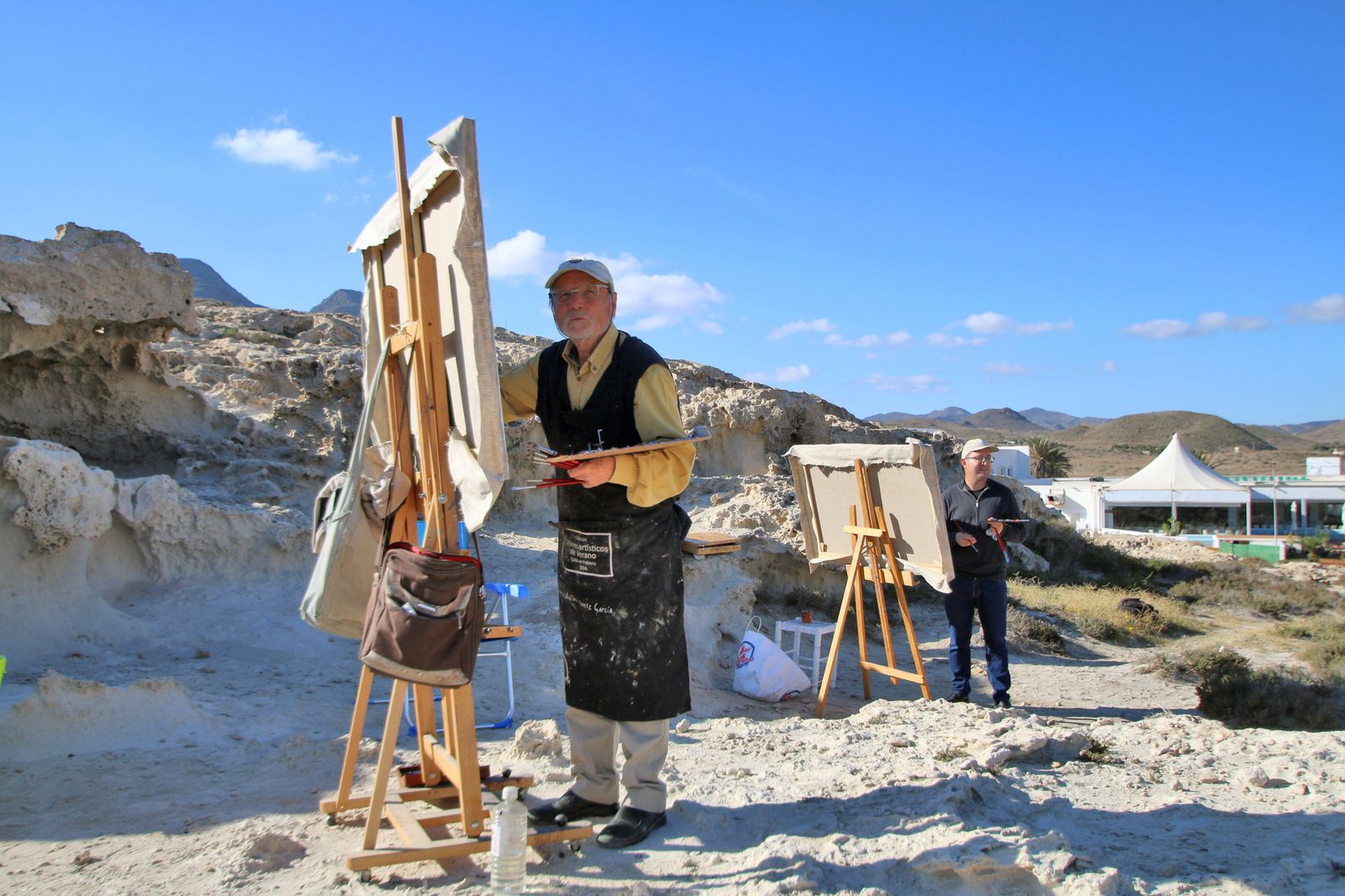 os  pintores Antonio  López  y  Andrés  Ibáñez,  pintando la  Isleta del Moro desde Los  Escullos.