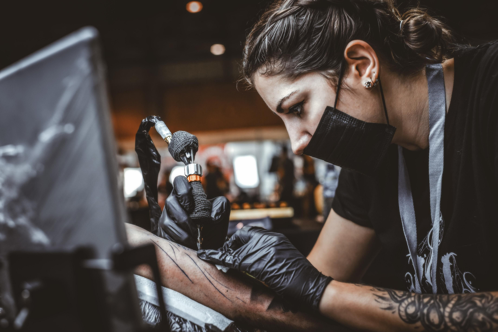 La tatuadora Laura Ortiz inyecta su arte en la piel de sus clientes.