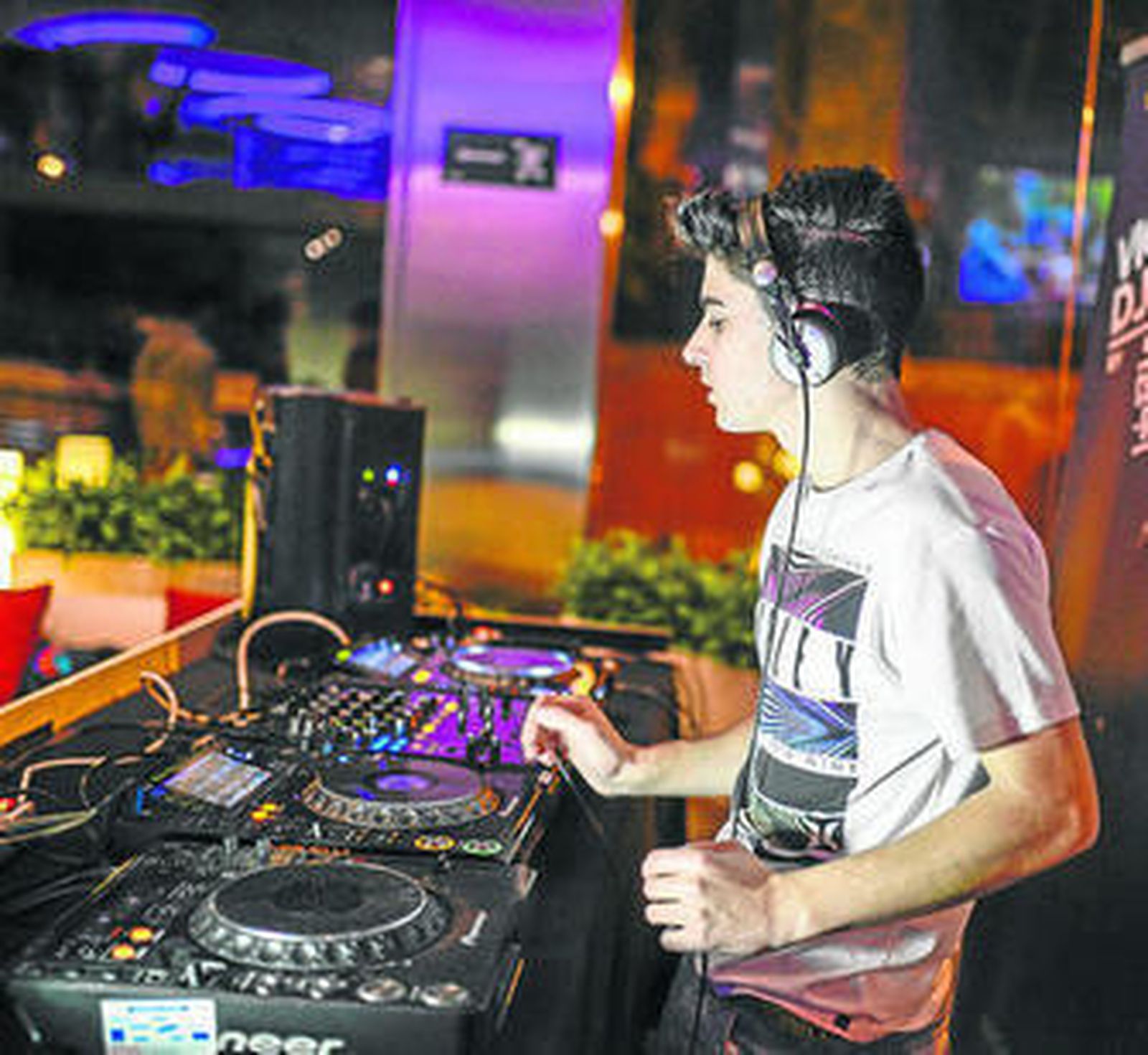 Fran del Carpio en acción al mando de los platos en una sola de ocio.