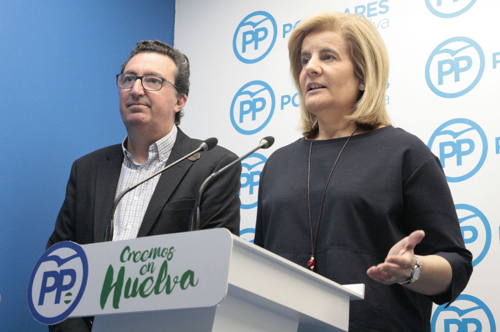Fátima Báñez, durante una intervención acompañada por el presidente provincial, Manuel Andrés González.