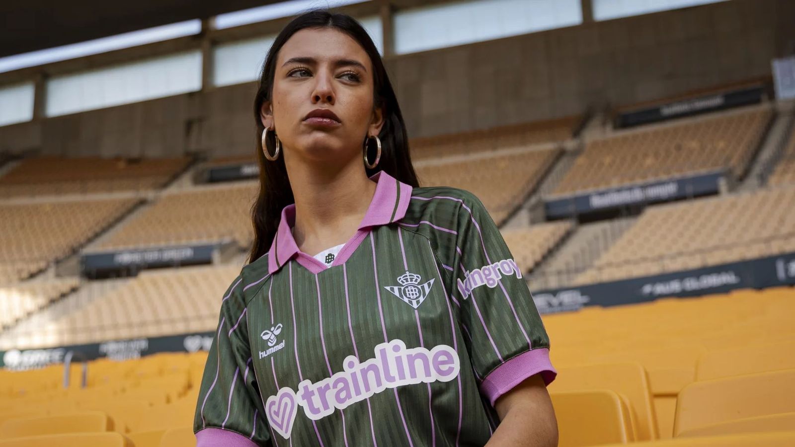 Camiseta prepartido del Betis para el choque ante el Celta con motivo de la semana de la Mujer Bética.