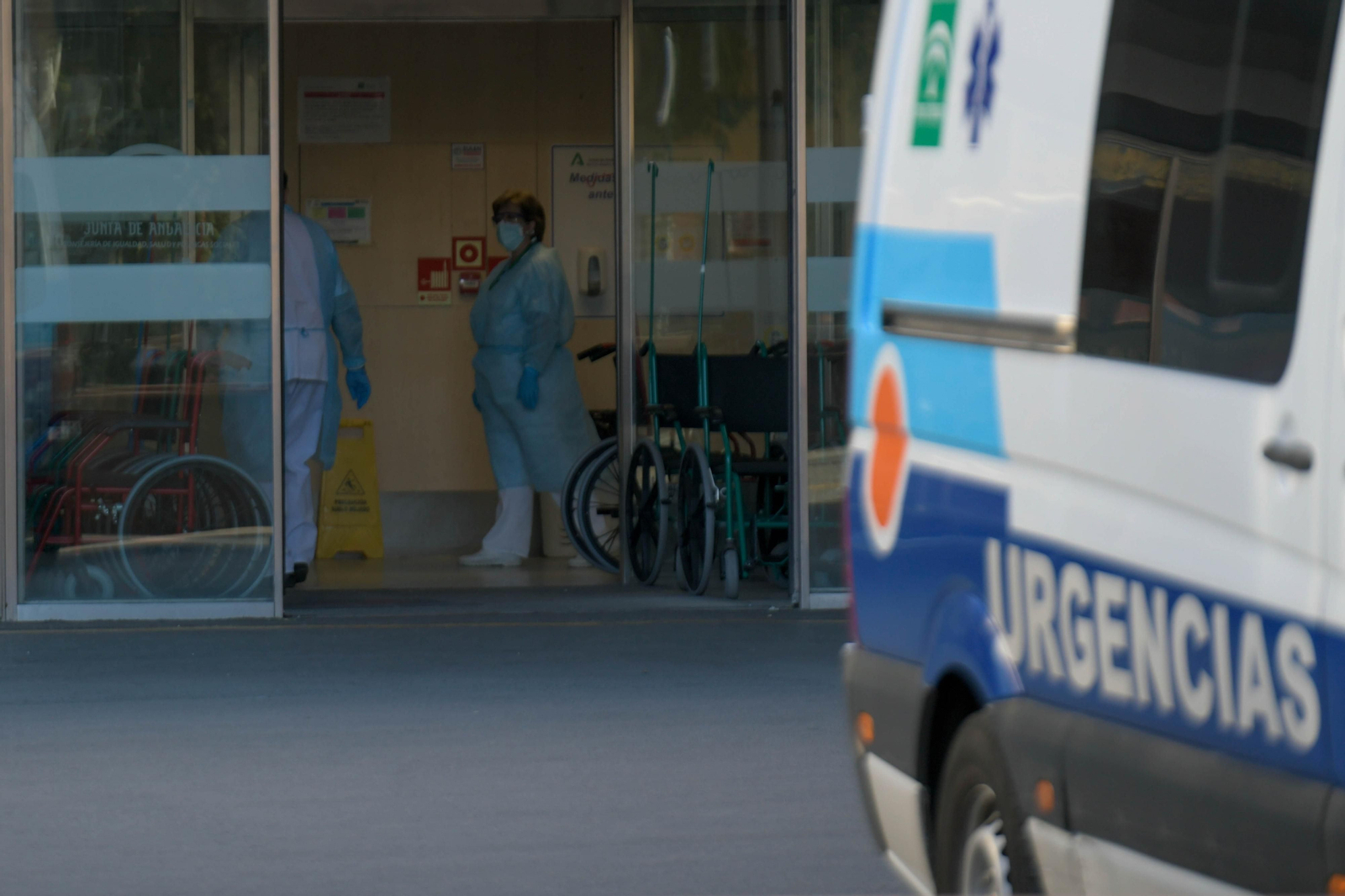 Estampa de la puerta de Urgencias del Virgen de las Nieves ayer
