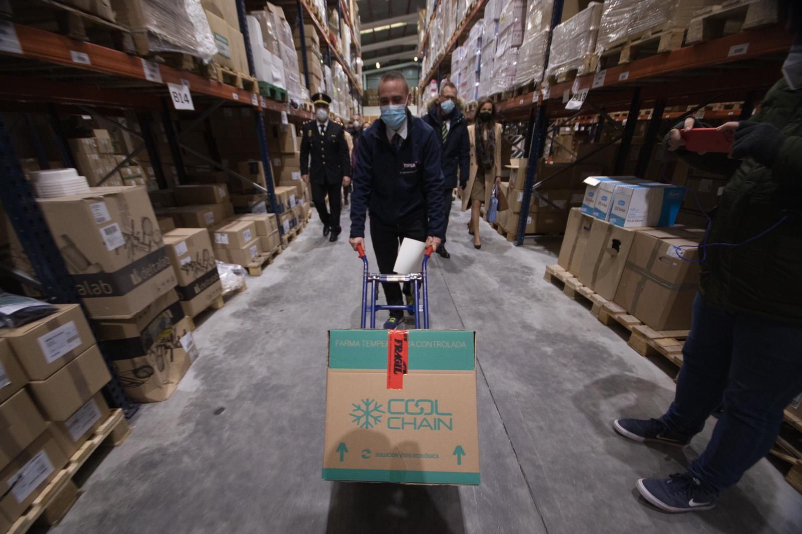 Fotos: La vacuna contra el coronavirus sale hacia Córdoba