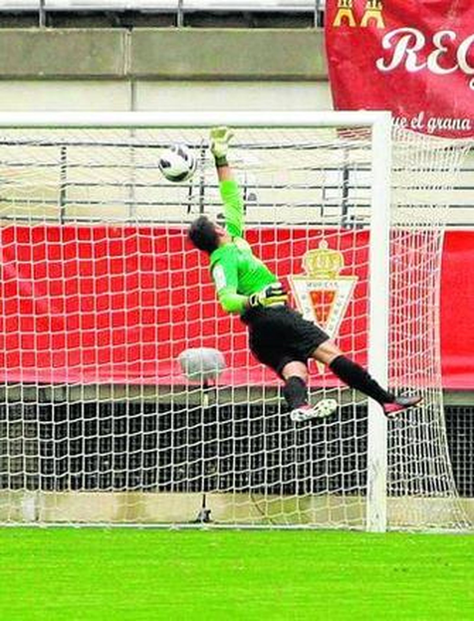 Esteban encaja la vaselina de Kike García en el que a la postre sería el único tanto del encuentro.
