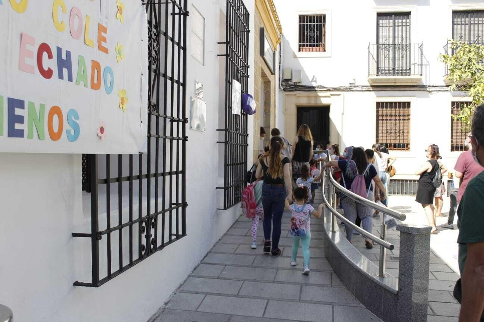 Un grupo de escolares entra en un colegio. Un grupo de escolares entra en un colegio.