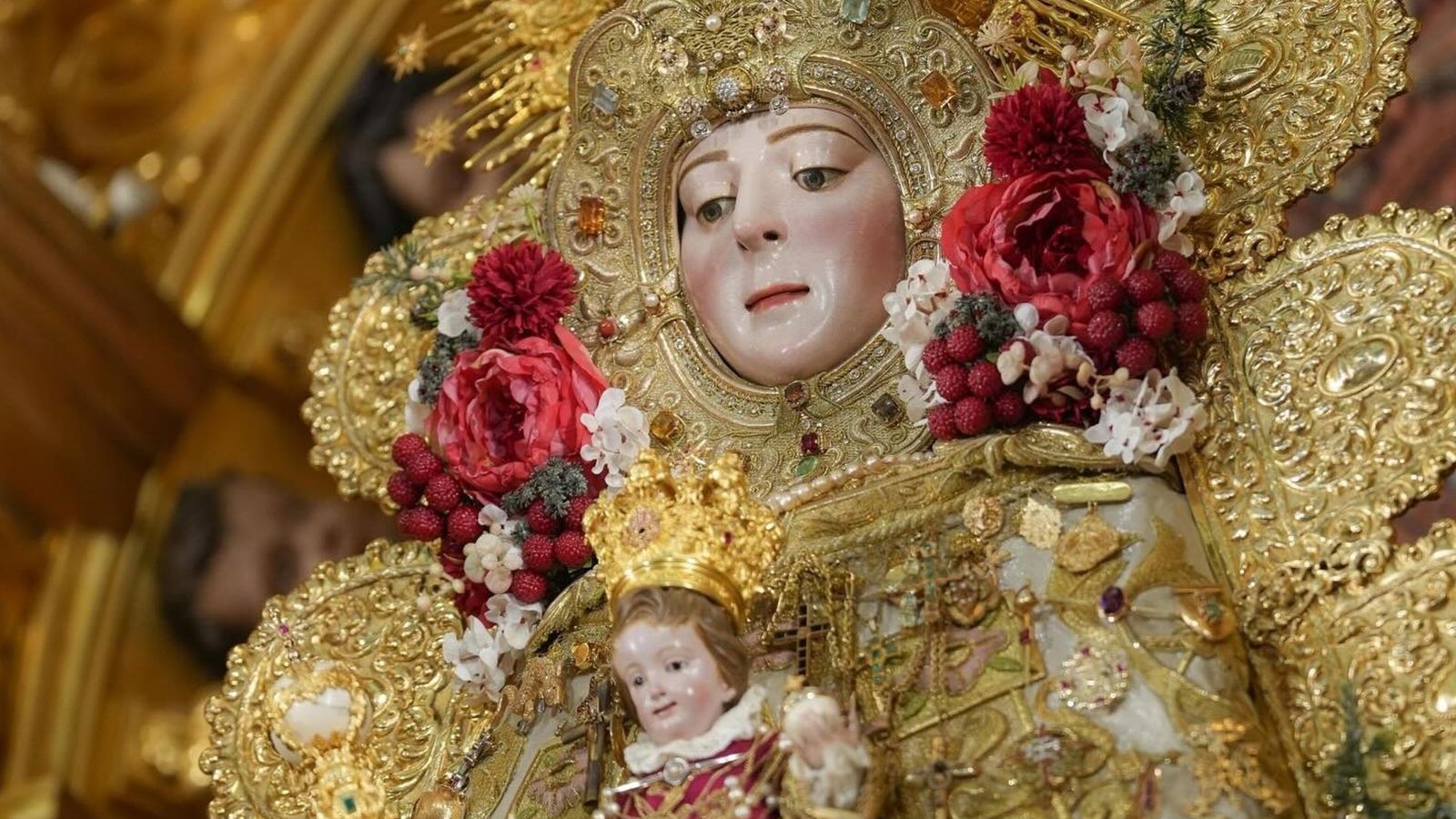 La Virgen del Rocío ataviada para la celebración de la Navidad.