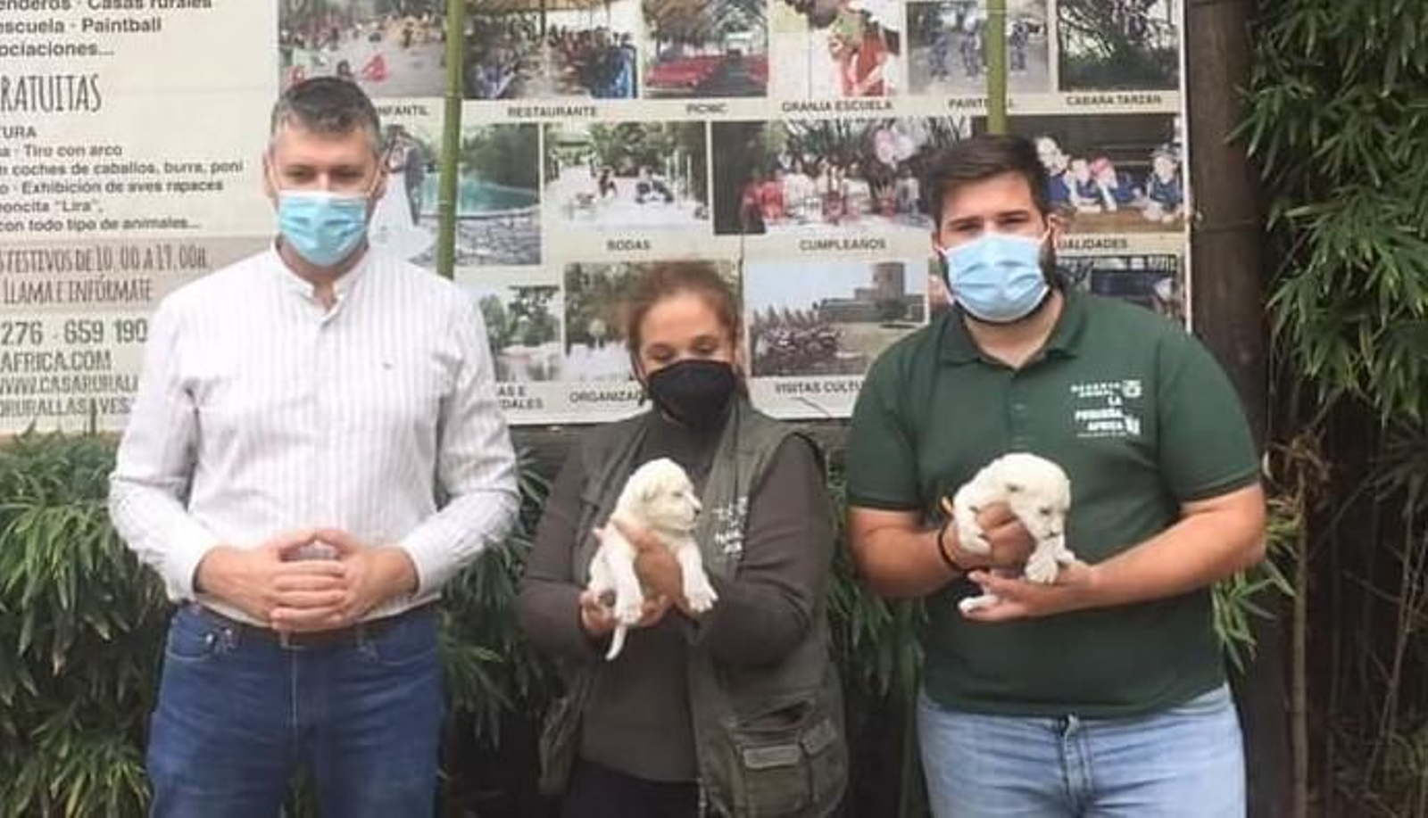 Francisco Ruiz, alcalde de Jimena, junto a responsables de la reserva con los dos leones blancos.