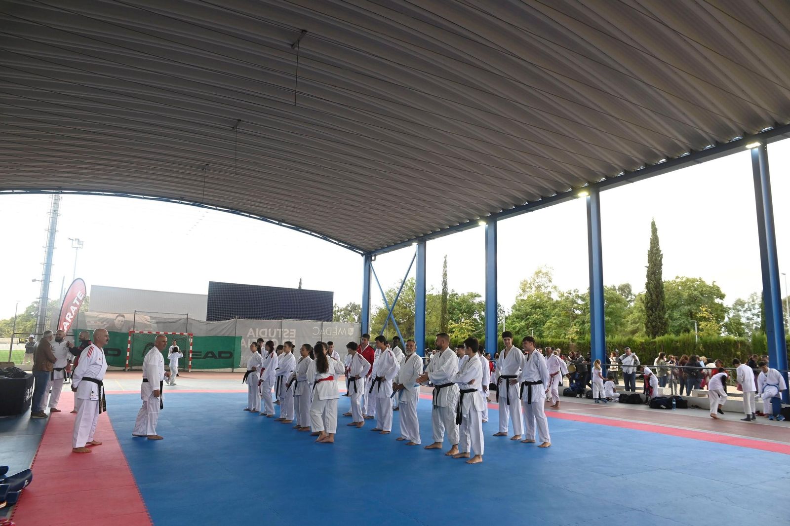El Equipo Atama disfruta en Córdoba de la maestría de María Torres, campeona del mundo de kárate
