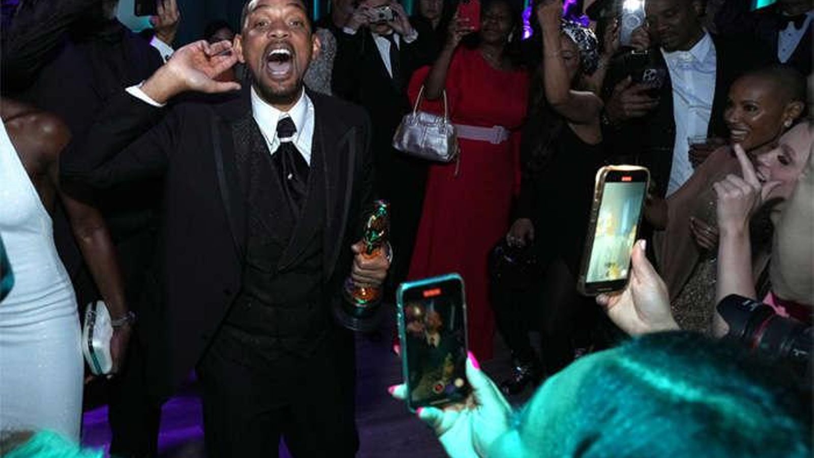 Will Smith, celebrando su Oscar en una fiesta posterior a los Oscar.