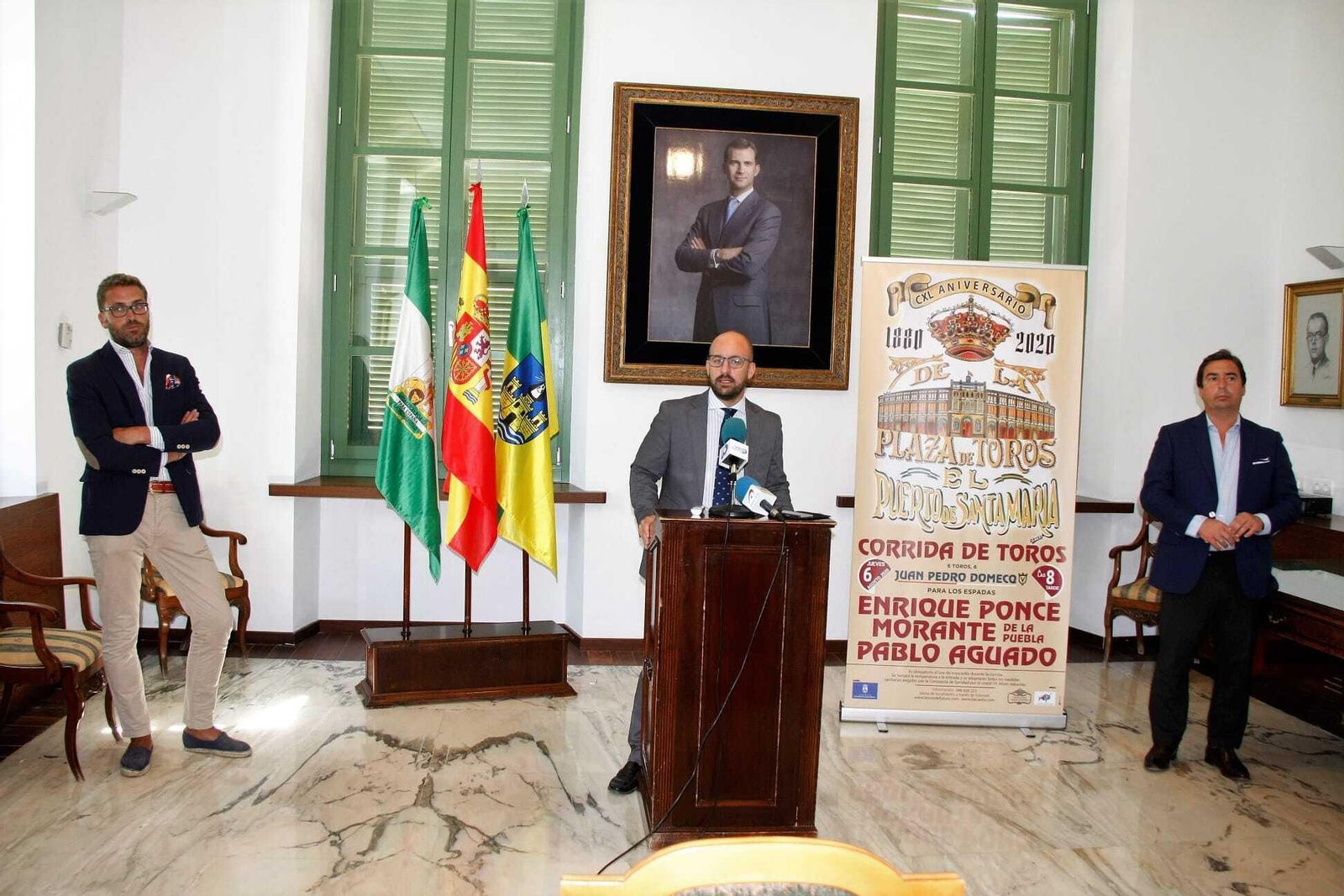 El concejal de Plaza de toros Álvaro González, el alcalde Germán Beardo y el empresario de Lances de Futuro José María Garzón, en la presentación.