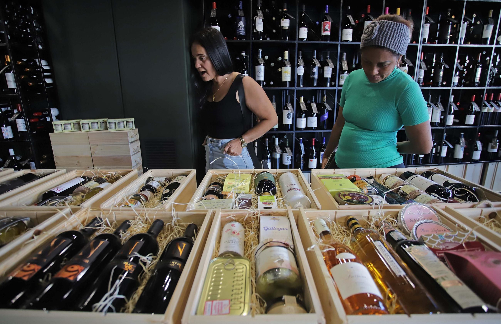 Fotos de la nueva enotienda de 'El Decantador' en Algeciras