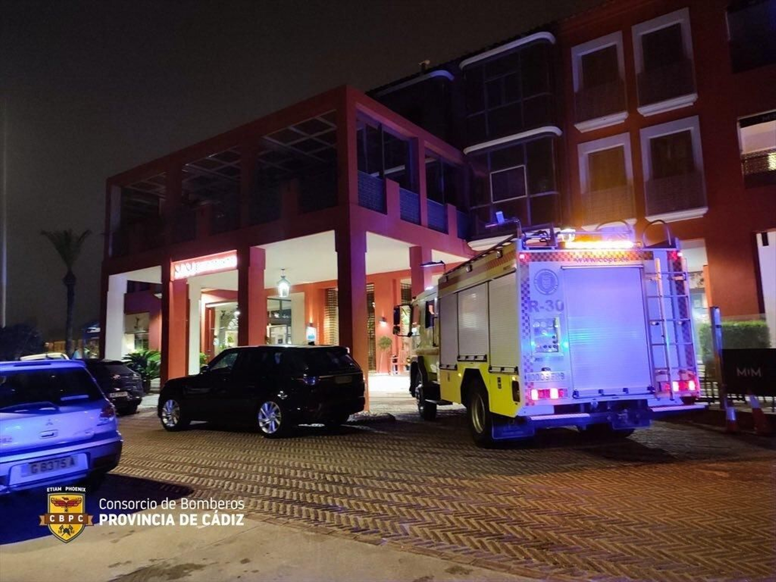 Los bomeberos durante la intervención.