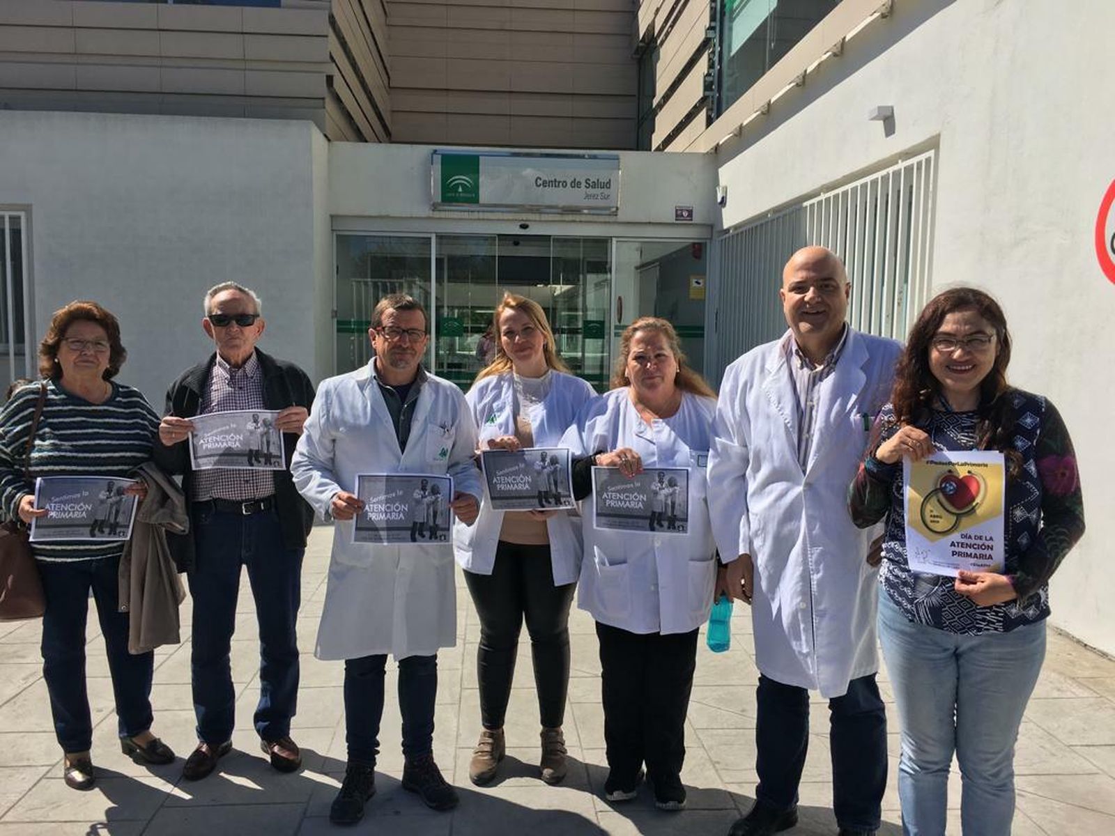 Médicos concentrados este jueves en el centro de salud Jerez Sur.