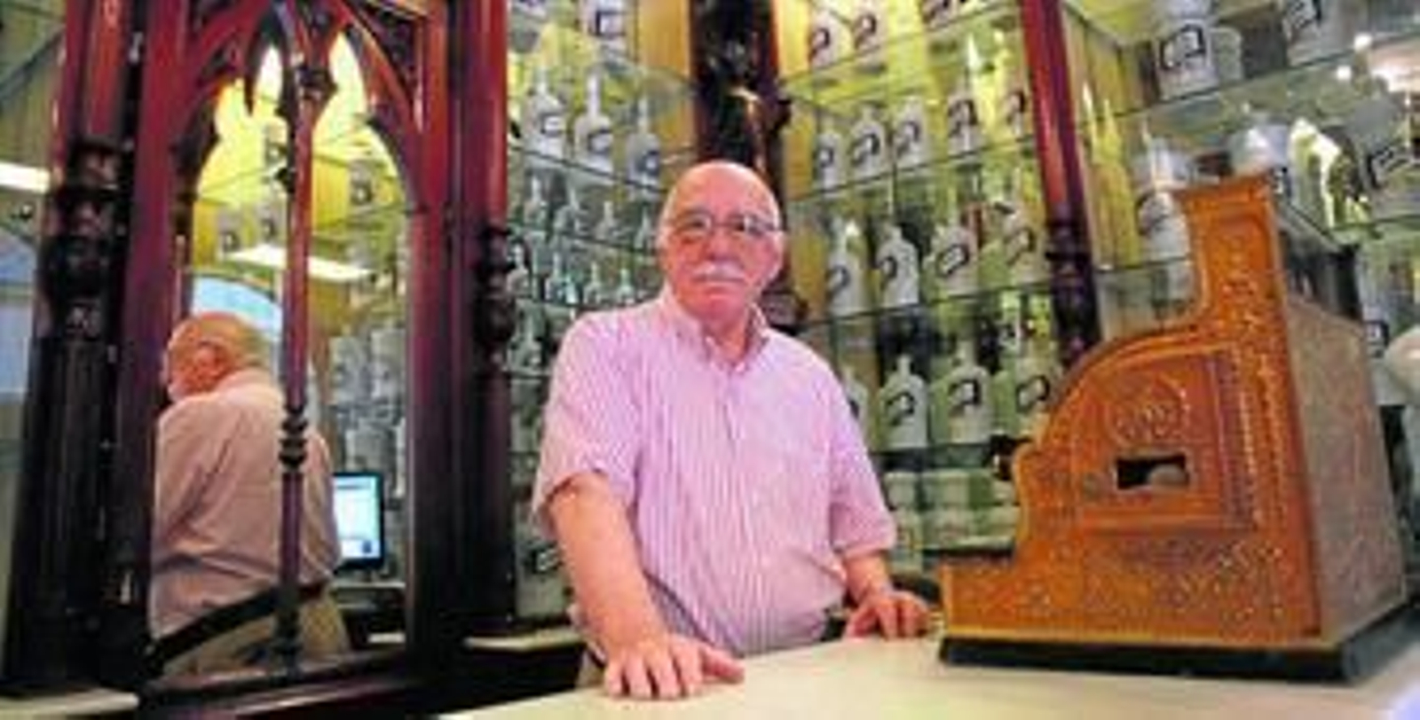 José Manuel Páez, propietario de la farmacia Bonifacio Gómez, posa en el mostrador del local.
