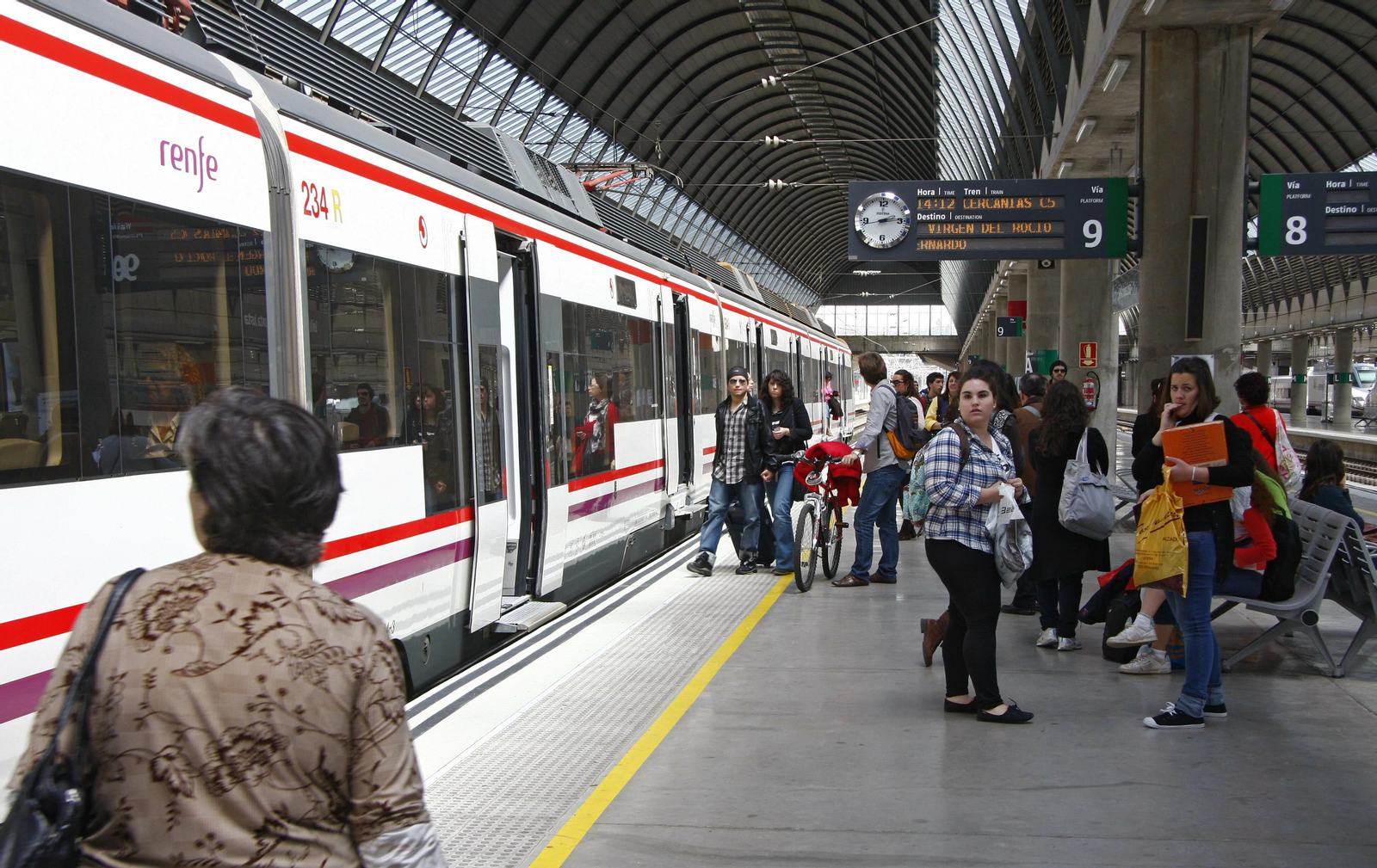 Viajeros junto al Cercanías C-5 que cubre el al Aljarafe Norte.