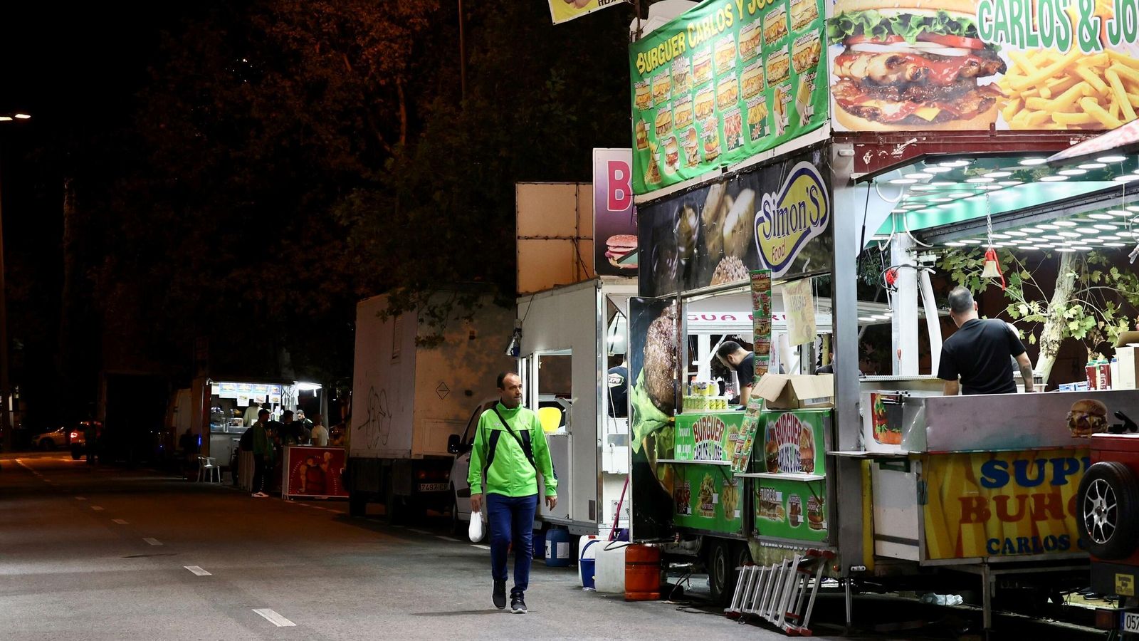 Algunos negocios ambulantes estacionados en la calle Holanda, el pasado jueves.