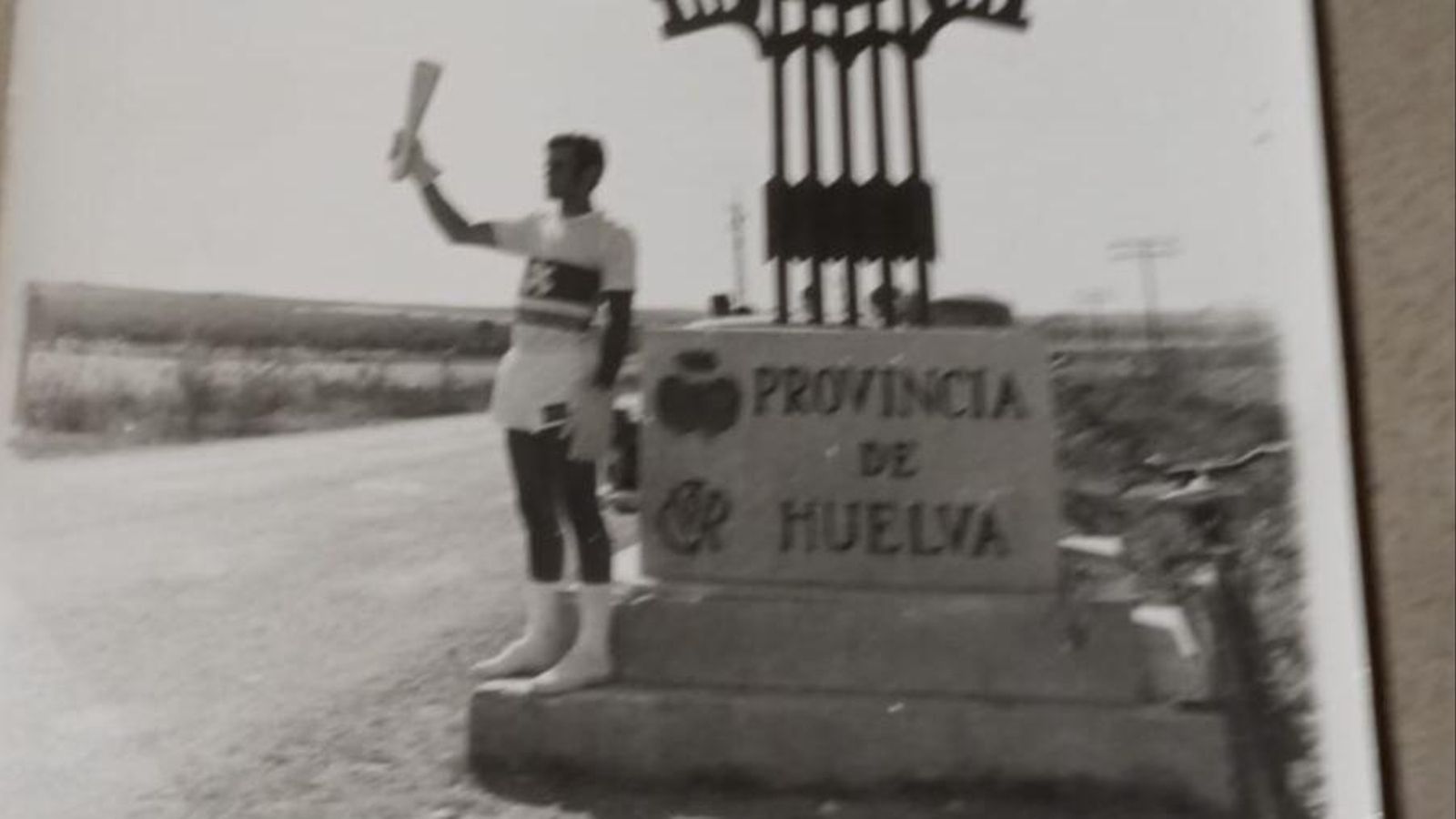 Antonio porta la antorcha olímpica.