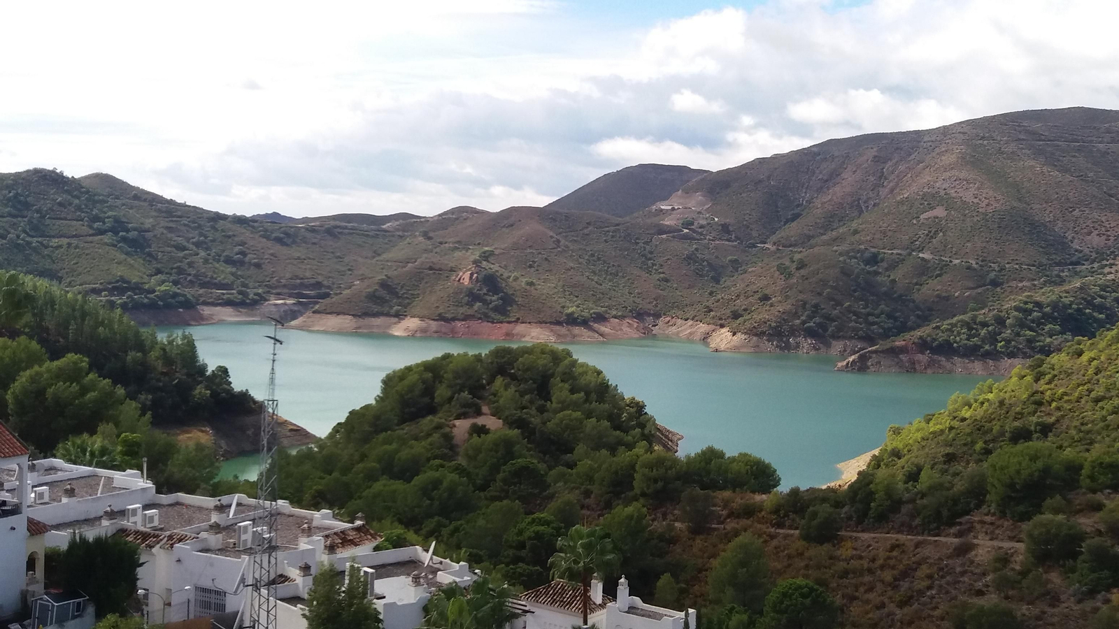 Imagen del pantano de la Concepción, que está a la mitad de su capacidad.