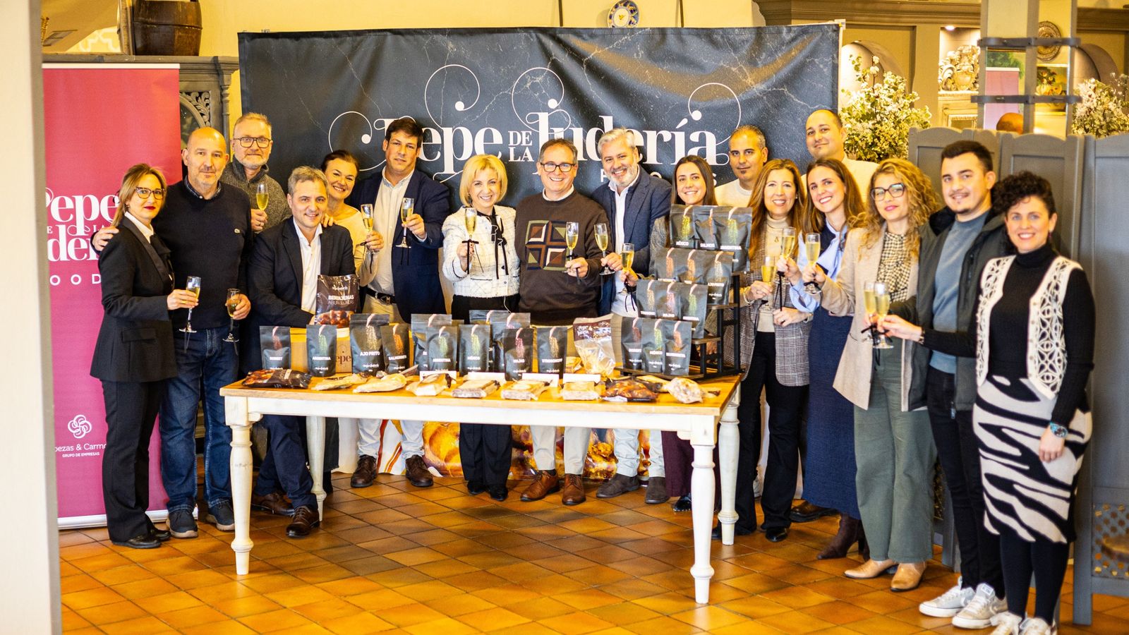 Foto de familia durante la presentación de Casa Pepe de la Judería Foods