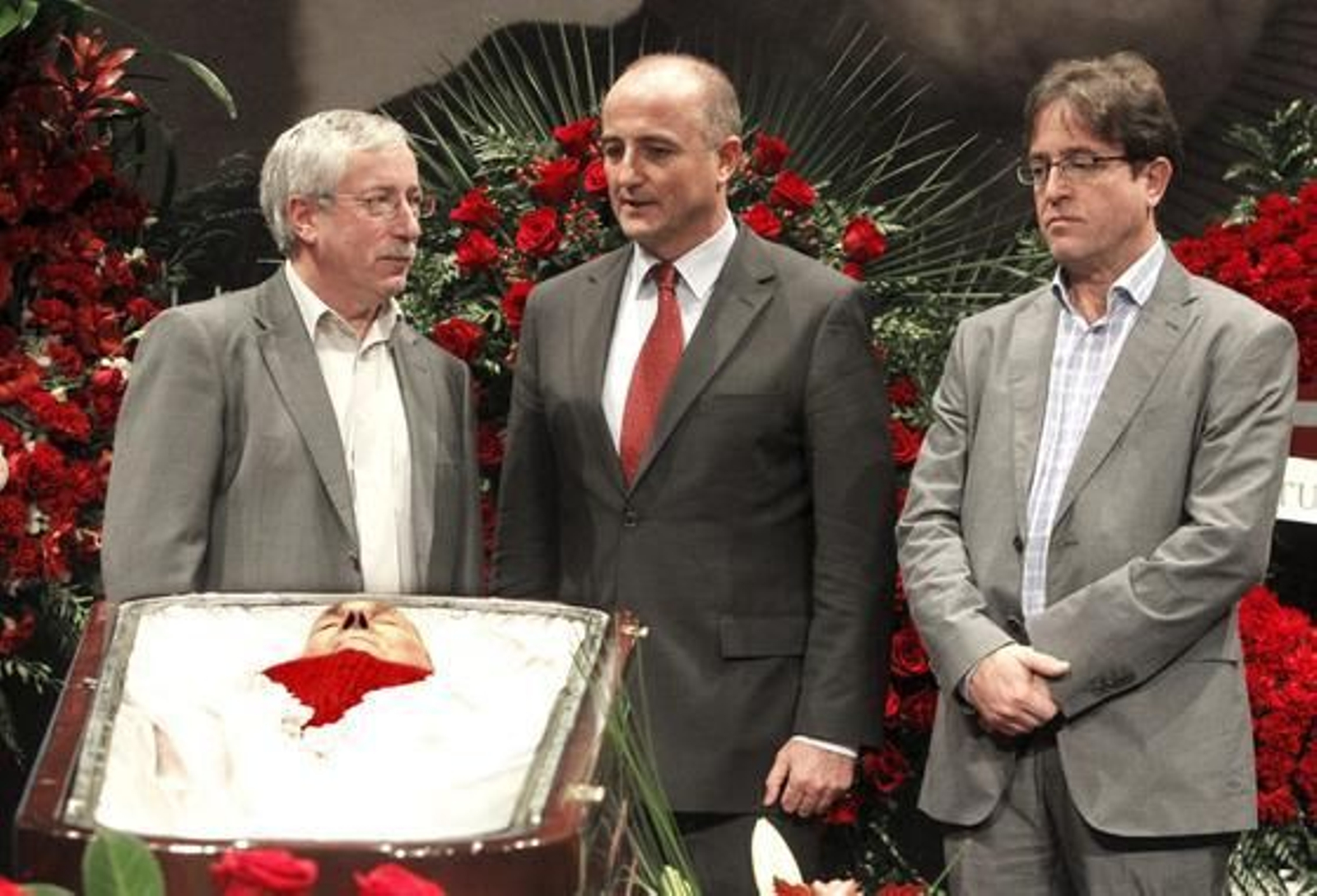 El ministro de Industria, Miguel Sebastian,acomcpañado de los dirigentes de CCOO, Ignacio Fernández Toxo y Javier López Martín en la capilla ardiente de Marcelino Camacho.

Foto: EFE