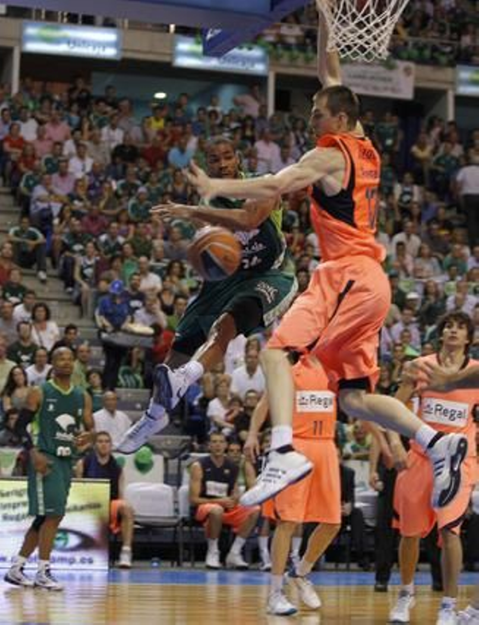 Unicaja cae eliminado de los play-off de la ACB en semifinales ante el Barcelona. / Sergio Camacho